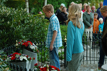 kranslegging Grootegast, leerlingen adopteerscholen 2007